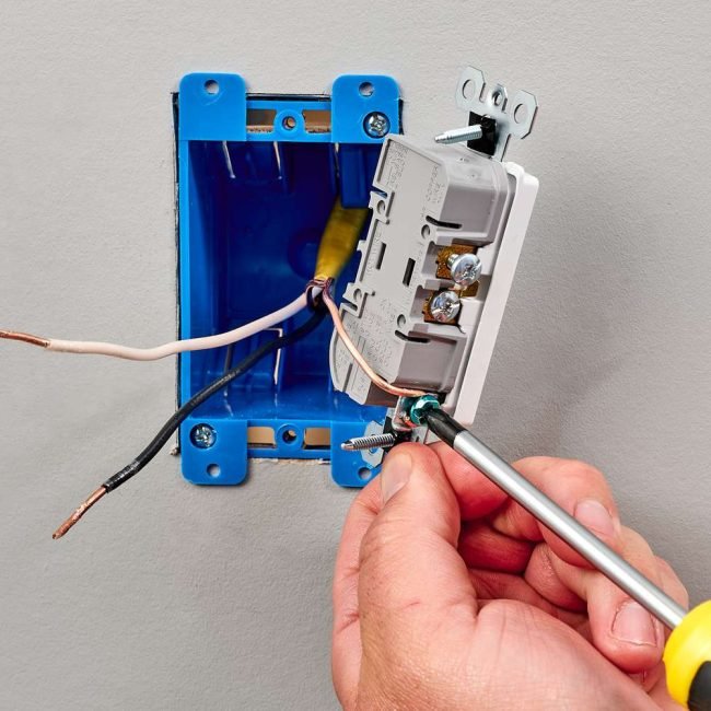 how-to-wire-an-outlet-1152325-05-7adcaeef2a724873b57cfc3b2525c8b9